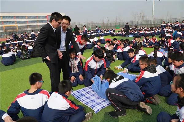 高主任首导跟孩子在一起.jpg
