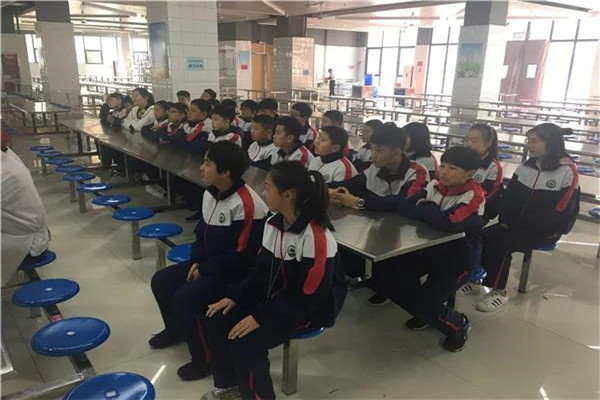 同学认真学习.jpg