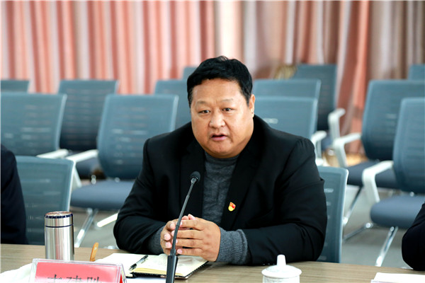 丰建胜校长汇报学校情况.JPG
