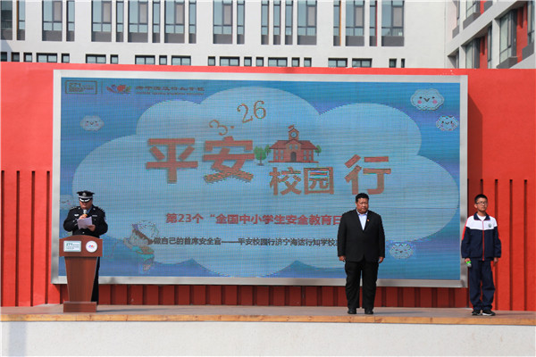5法制副校长杨友青作国旗下讲话.JPG