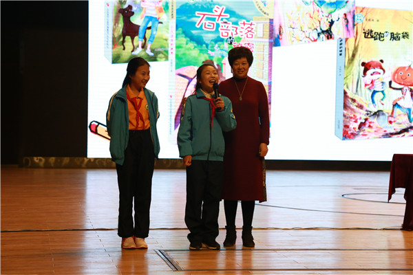 与学生互动2.JPG