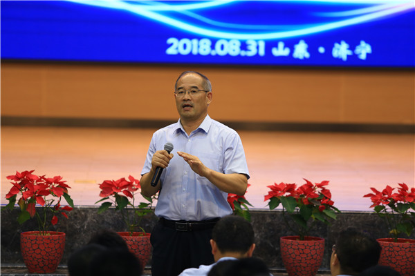 全体教职工培训2.jpg