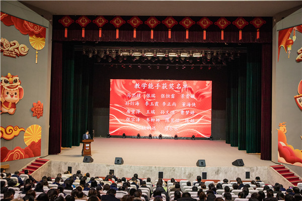 杨宣.jpg