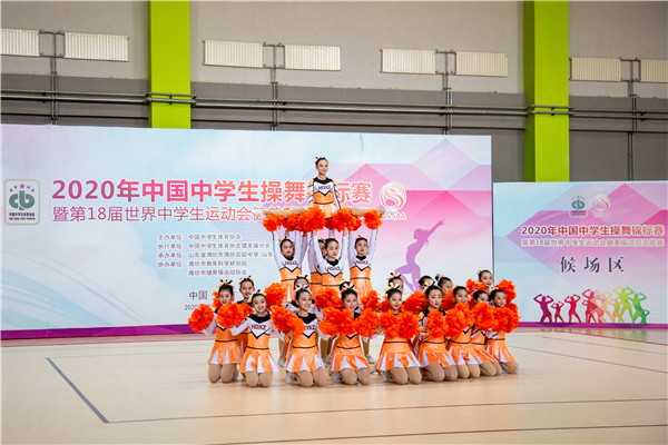 花球啦啦操 比赛中.jpg