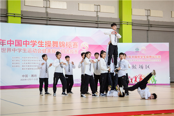 街舞啦啦操 比赛中.jpg