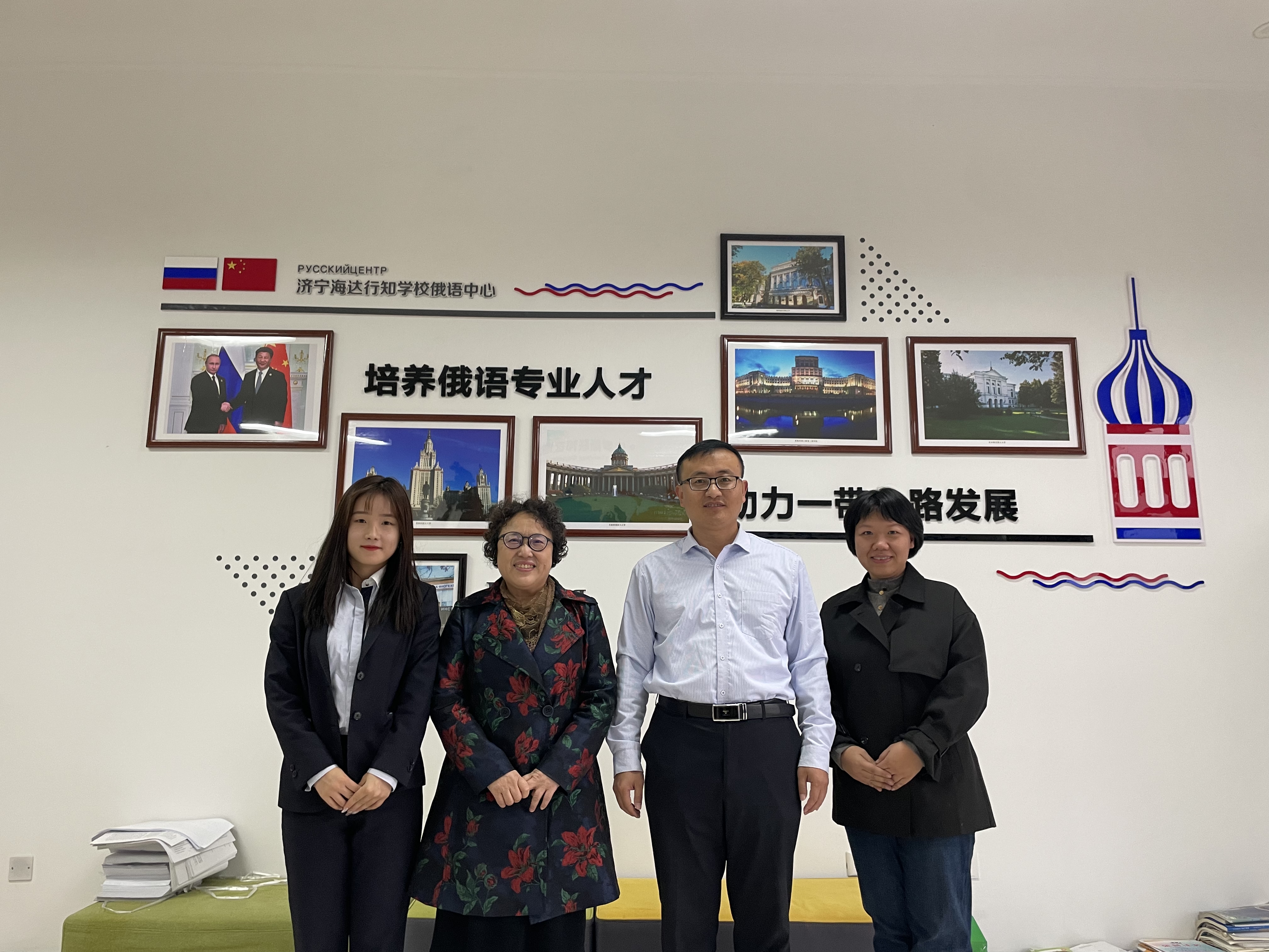 许老师与海达陈校长，三位俄语老师合照1.jpg